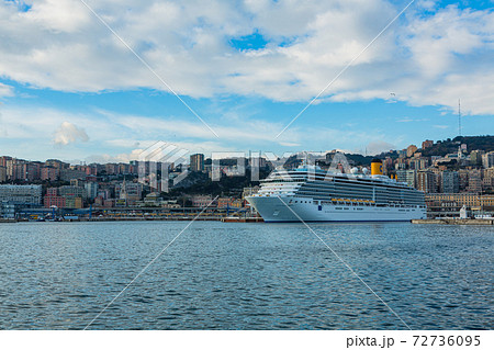 イタリア　ジョノヴァのポルト・アンティーコからの港と街並み 72736095