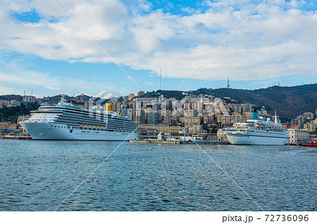 イタリア　ジョノヴァのポルト・アンティーコからの港と街並み 72736096