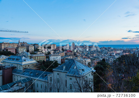 イタリア　ジョノヴァの丘から見える夕景 72736100