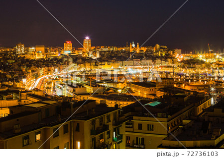 イタリア　ジョノヴァの丘から見える夜景 72736103