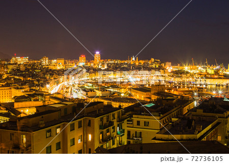 イタリア　ジョノヴァの丘から見える夜景 72736105