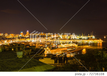 イタリア　ジョノヴァの丘から見える夜景 72736108