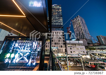 日本の東京都市景観 大変貌する渋谷駅 西口に出現した空中回廊と近未来的な 3d空中サイネージ の写真素材