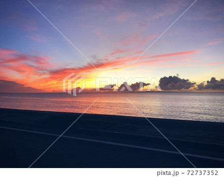 夕焼けの空と海 72737352