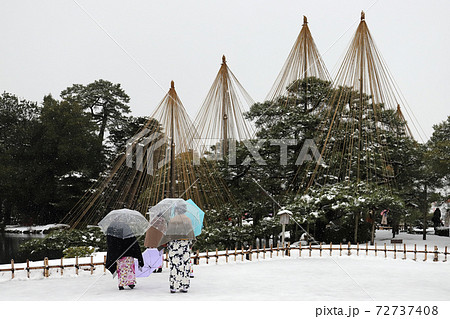 雪の兼六園（石川県 金沢市） 72737408