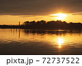 夕焼けの湖 72737522