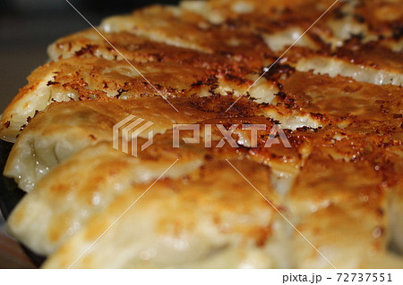 夕食に出てきた羽根付き餃子 72737551