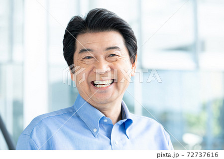 笑うシニア男性のポートレート 笑うシニア男性のポートレート 72737616