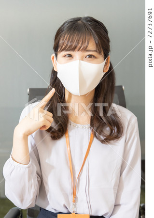 マスク装着を指さし確認する女性 マスク装着を指さし確認する女性 72737691