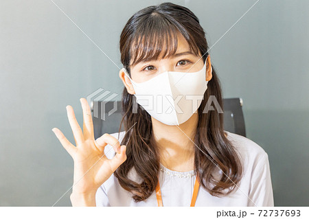 マスク装着OK確認をする女性 72737693
