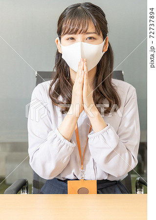 お願いをするマスクをした女性 お願いをするマスクをした女性 72737894