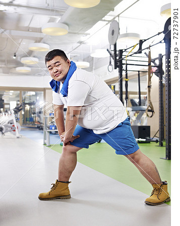overweight young asian man exercising in fitness center overweight young asian man exercising in fitness center 72737901