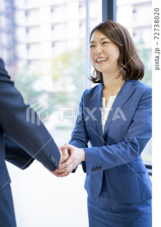 ビジネス　握手 72738020