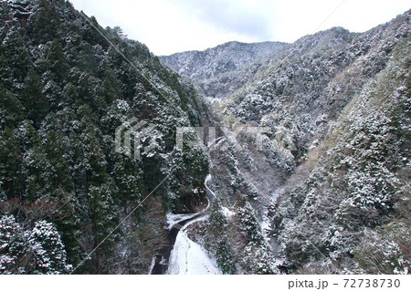 雪の高野龍神スカイラインからの光景　和歌山県伊都郡高野町付近 72738730