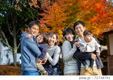 2組の家族写真　紅葉　 72738741