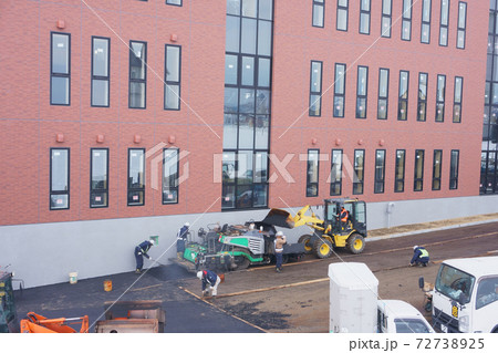 アスファルトフィニッシャーにアスファルトを溜める作業 72738925