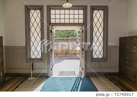 懐かしい　小学校校舎　木立　校舎 72740017