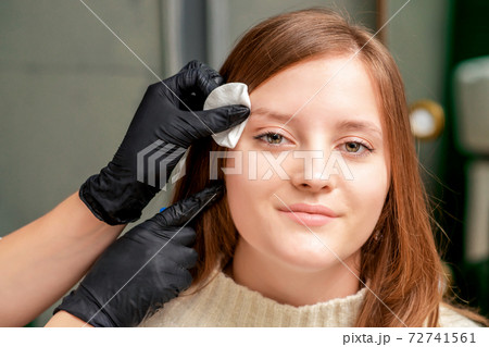 Eyebrow correction of woman. 72741561