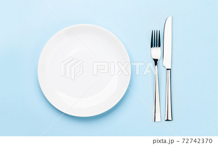 Empty plate, fork and knife 72742370