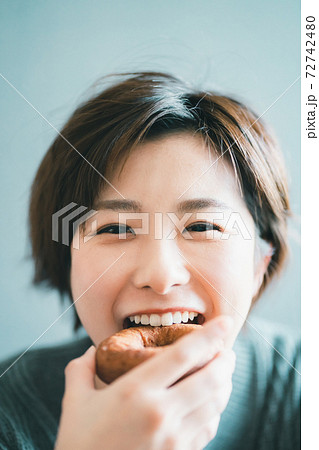 間食する女性 間食する女性 72742480