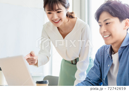 オフィスでパソコンを使って働く社員 オフィスでパソコンを使って働く社員 72742659