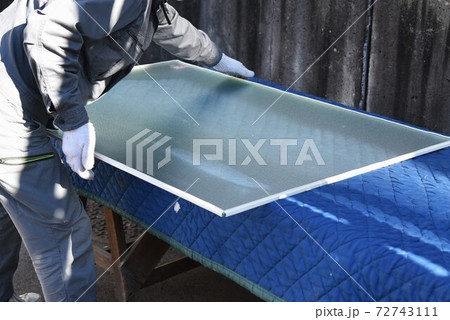 防犯窓ガラス設置作業 72743111