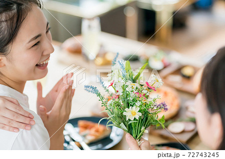 バースデー女子会の写真素材 バースデー女子会の写真素材