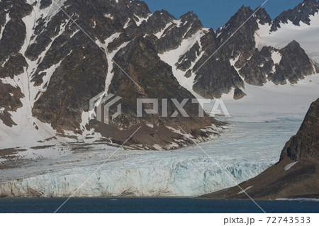 The coastline and mountains of Liefdefjord in the Svalbard Islands (Spitzbergen) in the high Arctic 72743533