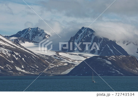The coastline and mountains of Liefdefjord in the Svalbard Islands (Spitzbergen) in the high Arctic The coastline and mountains of Liefdefjord in the Svalbard Islands (Spitzbergen) in the high Arctic 72743534