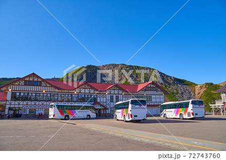 岐阜県高山市の乗鞍山頂（畳平）バスターミナル 72743760