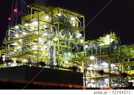 工場夜景 72744371