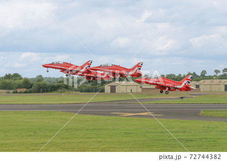 イギリス空軍レッドアローズ編隊離陸 イギリス空軍レッドアローズ編隊離陸 72744382