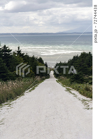 北海道　宗谷岬　白い貝殻の道 72744438