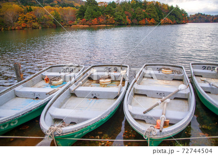 日光　湯ノ湖　紅葉景色　秋景色　　 72744504