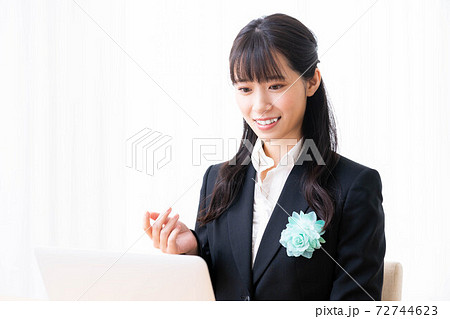 オンライン式典に参加する若い女性 72744623