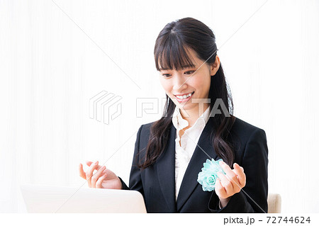 オンライン式典に参加する若い女性 72744624