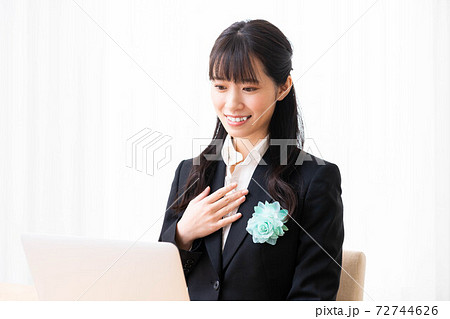 オンライン式典に参加する若い女性 72744626