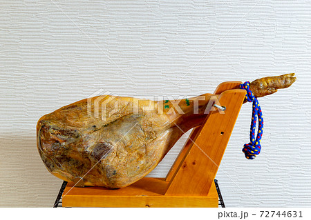 スペイン産の生ハム原木 72744631