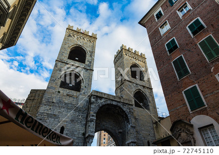 イタリア　ジョノヴァのソプラーナ門 72745110