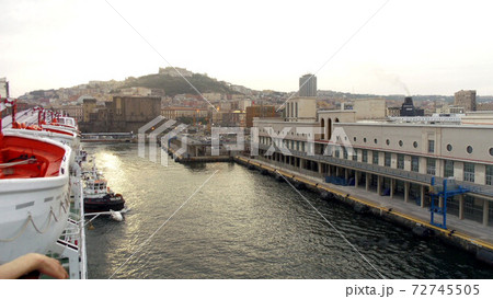 夕焼けのナポリ港 イタリアの写真素材