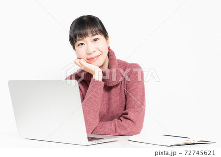 ノートパソコンの前で肘をついている女性 ノートパソコンの前で肘をついている女性 72745621
