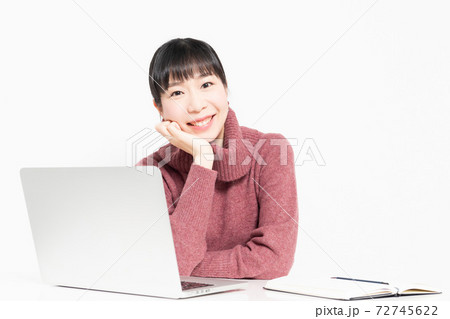 ノートパソコンの前で肘をついている女性 ノートパソコンの前で肘をついている女性 72745622
