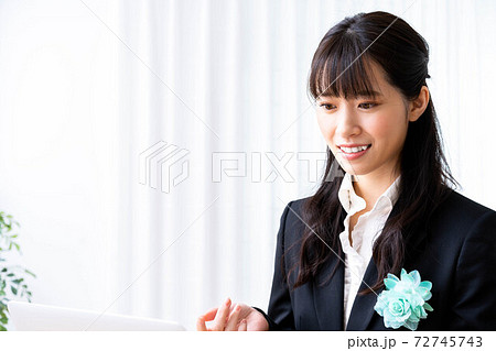 オンライン入社式に参加する若い女性 72745743