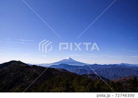 青空と富士山と山々のシルエット 72746300