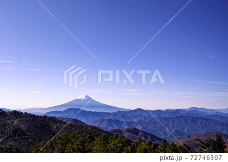 雪化粧する富士山と青空 雪化粧する富士山と青空 72746307