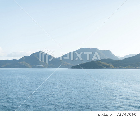 瀬戸内海フェリーから眺める島々 72747060