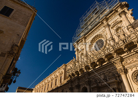 イタリア レッチェのサンタ・クローチェ聖堂のファサード イタリア レッチェのサンタ・クローチェ聖堂のファサード 72747284