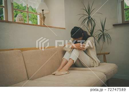 うずくまる中高年女性 うずくまる中高年女性 72747589