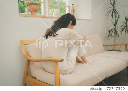 うずくまる中高年女性 72747590