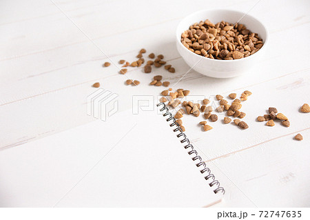 ドックフードとノートのイメージ画像 72747635